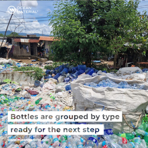 Ocean-bound Plastik wird nach Typ sortiert und für die Weiterverarbeitung vorbereitet – ein strukturierter Schritt im Recyclingprozess.