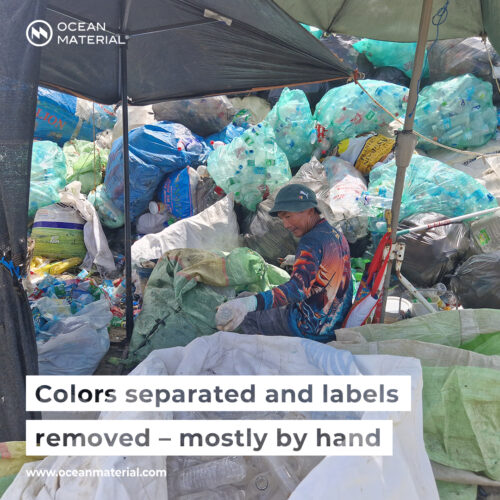 Ocean-bound Plastik wird per Hand nach Farben getrennt und von Etiketten befreit – ein wichtiger Schritt zur Qualitätskontrolle vor dem Recycling.