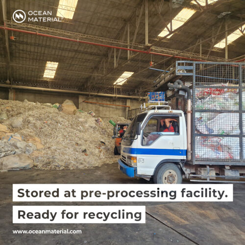 Ocean-bound Plastik wird in einer Vorverarbeitungsanlage gelagert und für das Recycling vorbereitet – der letzte Schritt vor der Wiederverwertung.